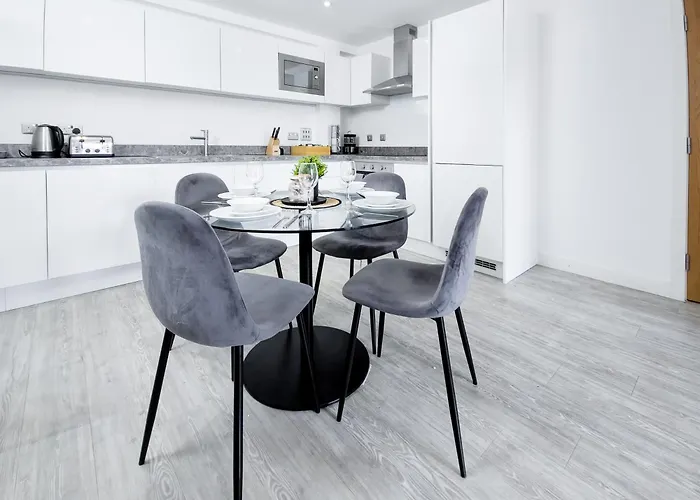 Luxury 2-Bed Apartment In Salford Quays 10 Min To Manchester & Mediacity *