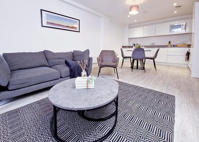Luxury 2-Bed Apartment In Salford Quays 10 Min To Manchester & Mediacity