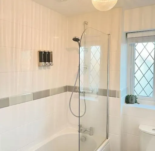 Dom wakacyjny Simple House W- Free Parking By Airport - Free Drop-off *