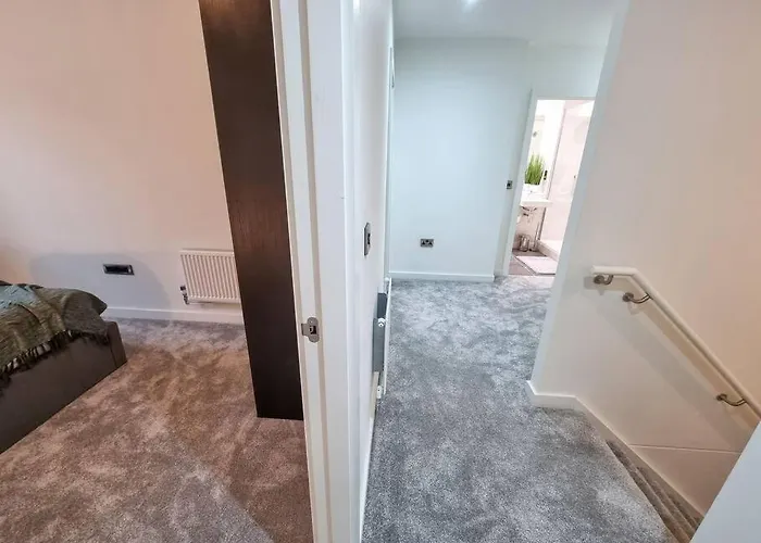 Stunning 4-bedroom Townhouse With Free Parking 맨체스터