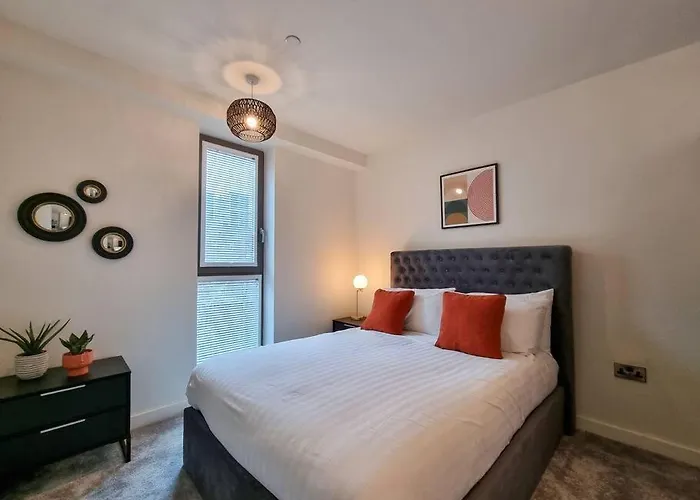 Stunning 4-bedroom Townhouse With Free Parking *