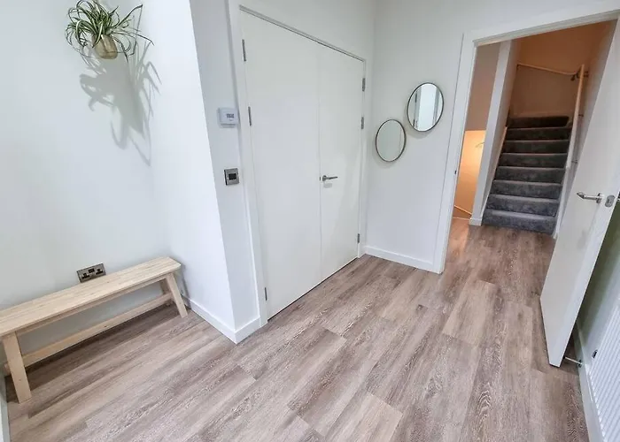 Stunning 4-bedroom Townhouse With Free Parking 맨체스터