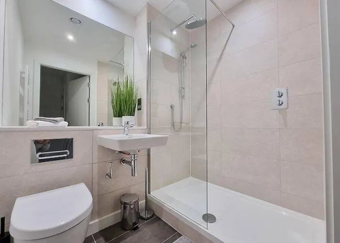 Stunning 4-bedroom Townhouse With Free Parking 펜션