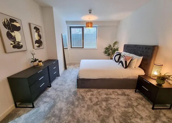 Stunning 4-bedroom Townhouse With Free Parking 펜션 *