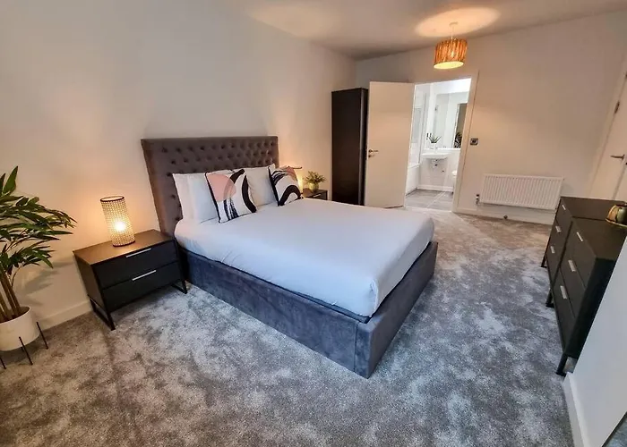 Nyaraló Stunning 4-bedroom Townhouse With Free Parking Manchester