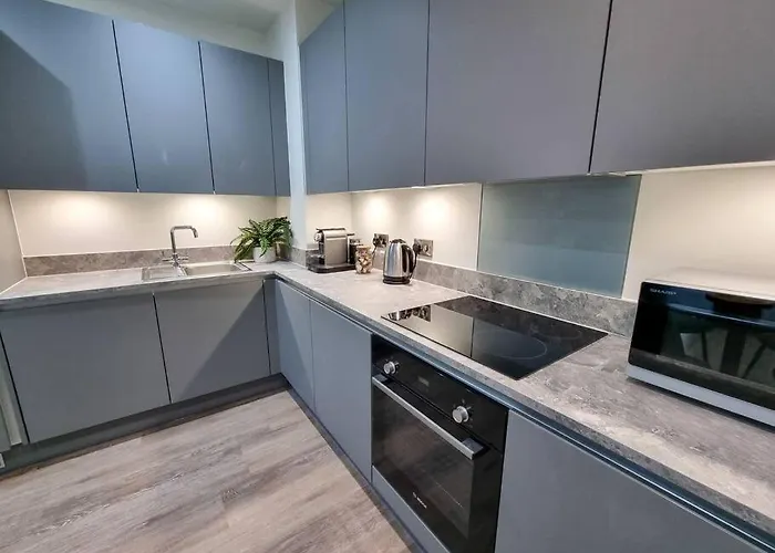 Stunning 4-bedroom Townhouse With Free Parking *