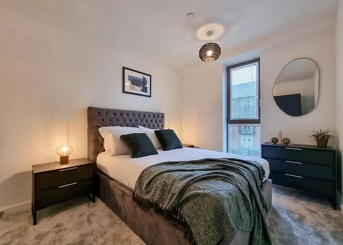 Stunning 4-bedroom Townhouse With Free Parking בית נופש