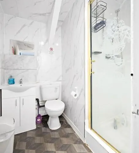 Private Retreat For 3 Near Centre *