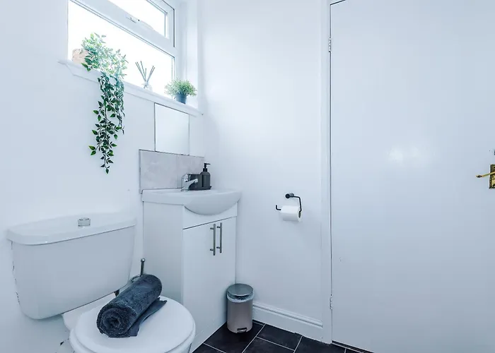 Modern 3-bed House In Manchester, Ideal For Long Stays, Free Parking, Centre - Sleeps Upto 8 People Casa vacanze Manchester