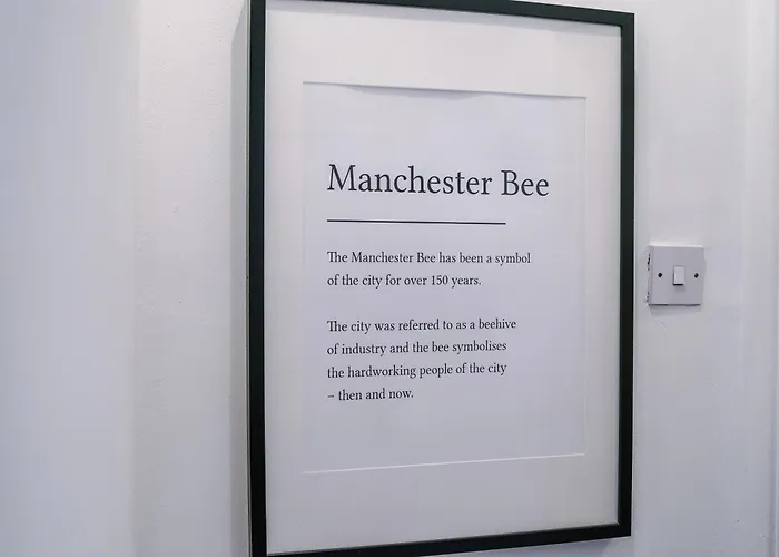 Modern 3-bed House In Manchester, Ideal For Long Stays, Free Parking, Centre - Sleeps Upto 8 People