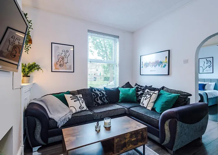 Modern 3-bed House In Manchester, Ideal For Long Stays, Free Parking, Centre - Sleeps Upto 8 People *