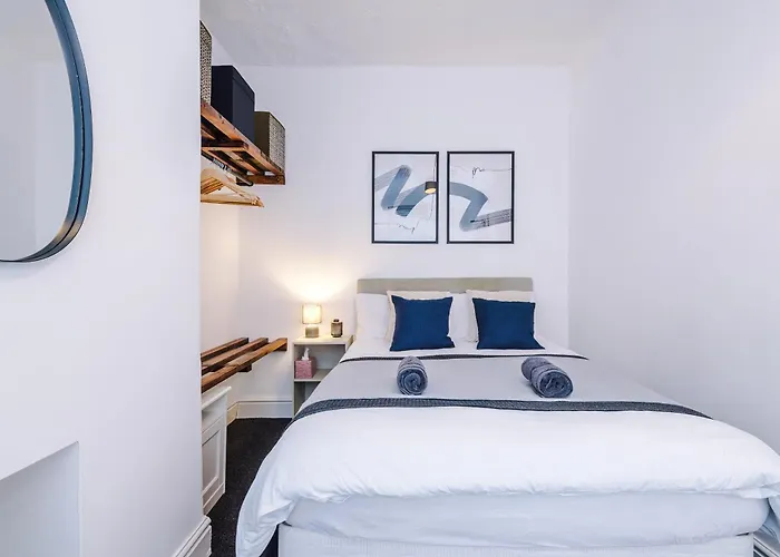 Modern 3-bed House In Manchester, Ideal For Long Stays, Free Parking, Centre - Sleeps Upto 8 People