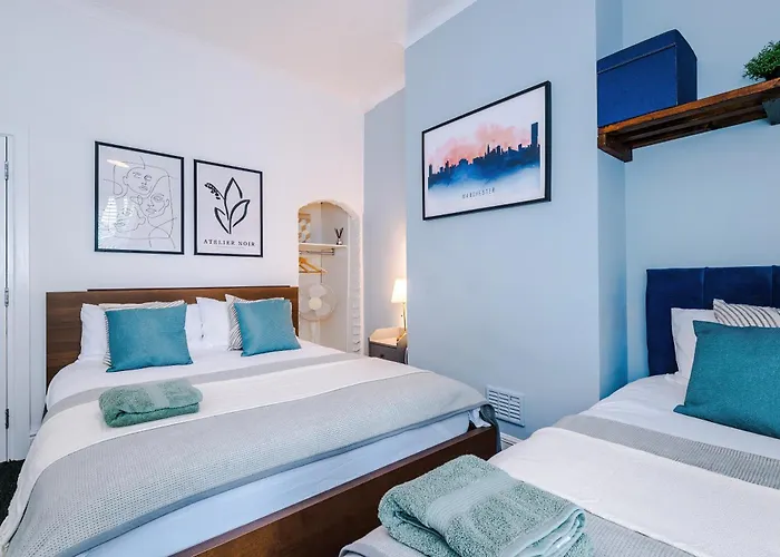 Modern 3-bed House In Manchester, Ideal For Long Stays, Free Parking, Centre - Sleeps Upto 8 People بيت للعطل