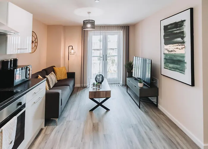 Ideal Near Old Trafford Apartament