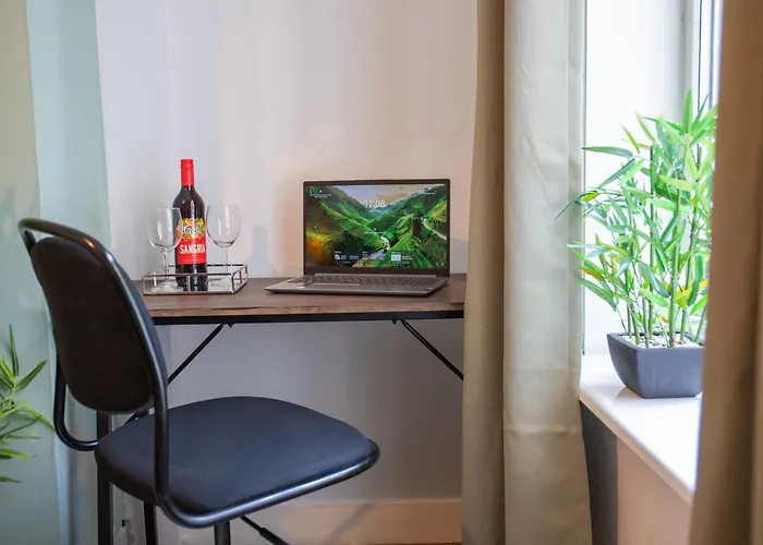 The Upside Down House Near Coop Live Arena , Etihad And Mcr Centre * 맨체스터