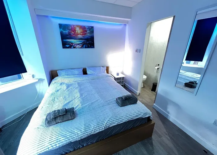 Lux Super King Private Bath Mediacity, Mufc, Salford