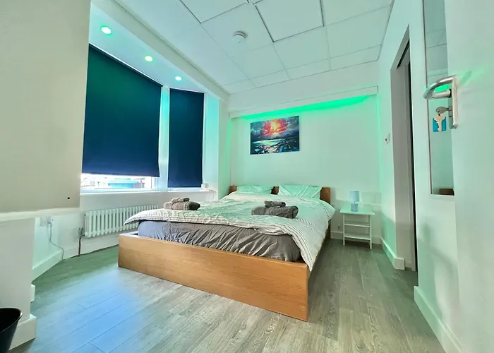 Lux Super King Private Bath Mediacity, Mufc, Salford Manchester