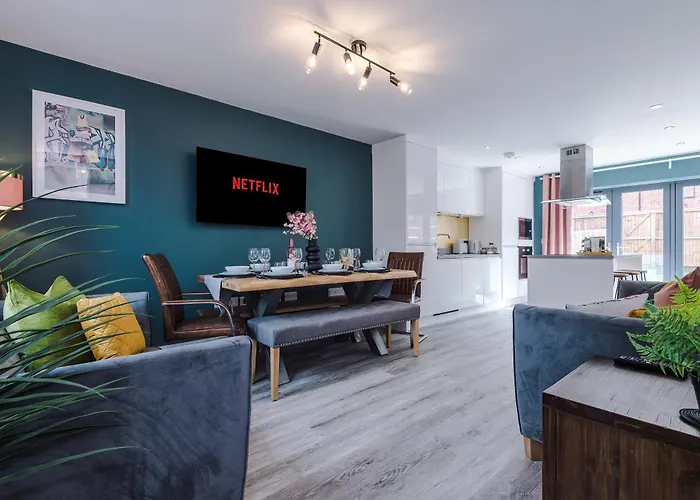 Modern 5 Bedroom House In By Purestay - Short With Service & Free Parking Nyaraló