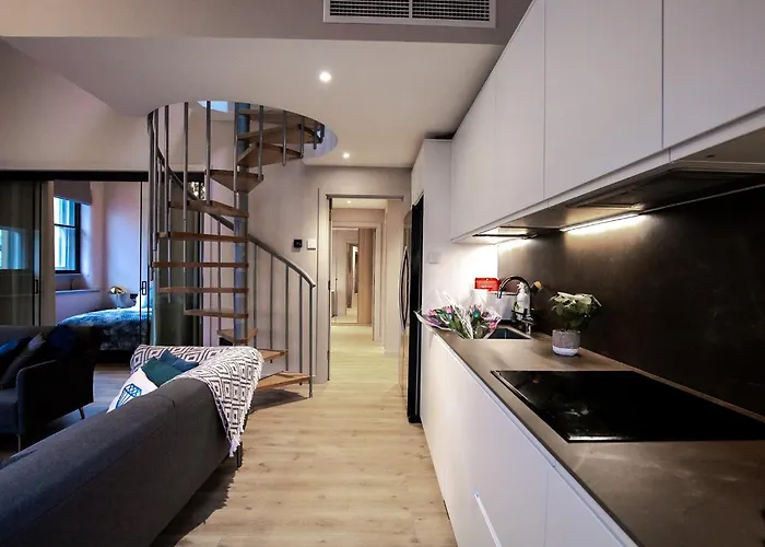 M1 Centre 3 Bed 3 Bath Luxe Penthouse *