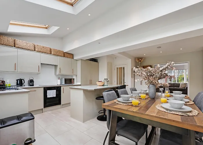 Pass The Keys Picture Perfect Haven In Didsbury Village - Free Parking & Ev Station