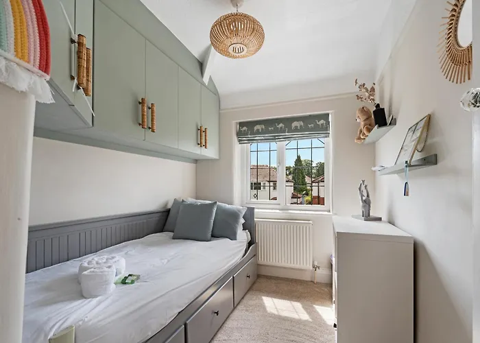 Pass The Keys Picture Perfect Haven In Didsbury Village - Free Parking & Ev Station *