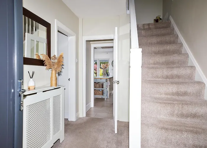 Pass The Keys Picture Perfect Haven In Didsbury Village - Free Parking & Ev Station Semesterbostad