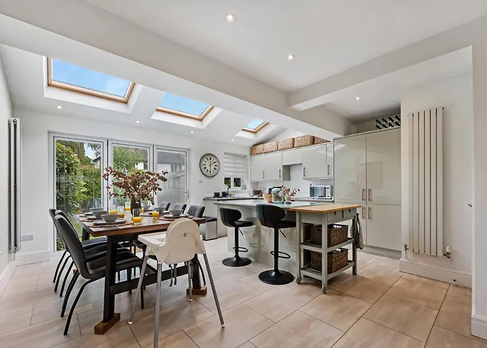 Pass The Keys Picture Perfect Haven In Didsbury Village - Free Parking & Ev Station Semesterbostad *