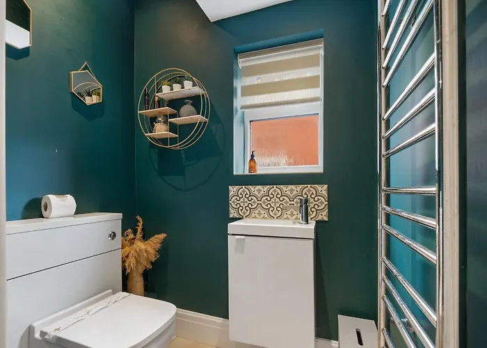 Semesterbostad Pass The Keys Picture Perfect Haven In Didsbury Village - Free Parking & Ev Station