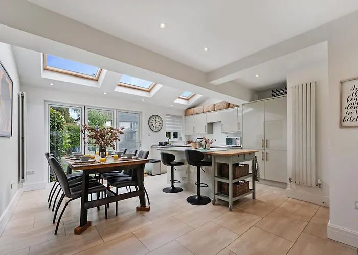 Pass The Keys Picture Perfect Haven In Didsbury Village - Free Parking & Ev Station Manchester