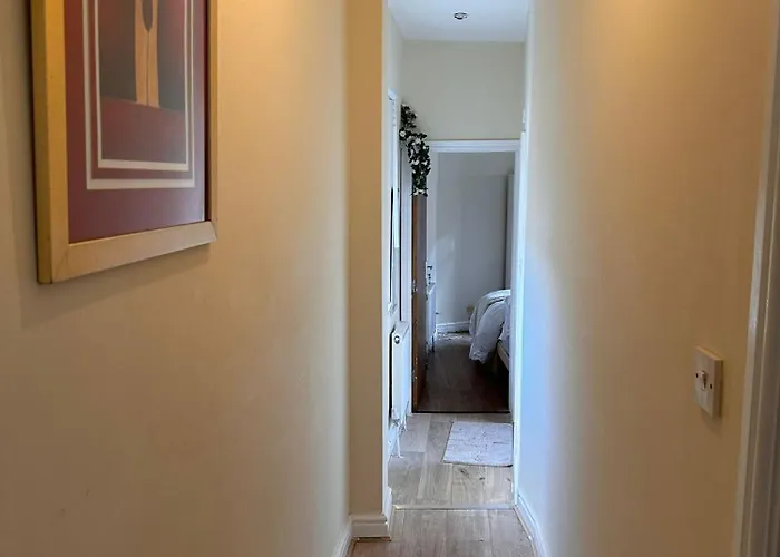 Entire 2 Bedroom Cosy Flat Near Centre