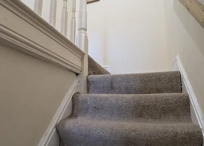 Entire 2 Bedroom Cosy Flat Near Centre