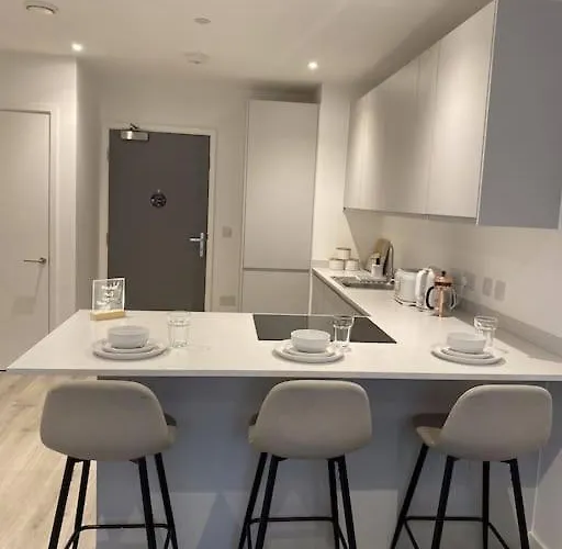 Modern Trafford 1br Apartment-free Parking-cinema *