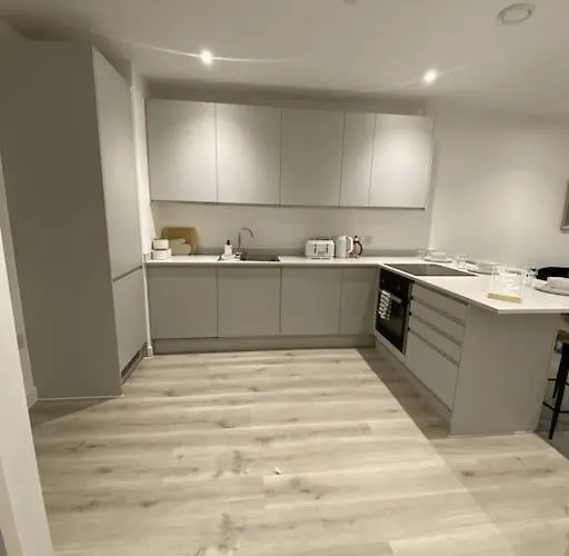 Modern Trafford 1br Apartment-free Parking-cinema Appartement