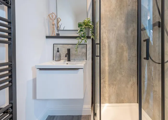 Modern Salford 3 Bedroom House, 3 Bathroom, Easy Access, Ideal For Contractors & Long - Nordstay *