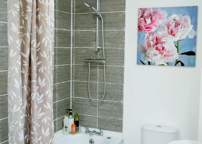 The Wynne House - 3 Bedroom Luxury House With 5 Beds & Free Parking Near Centre, And A Walking Distance To The Etihad Stadium & Coop Live Arena *