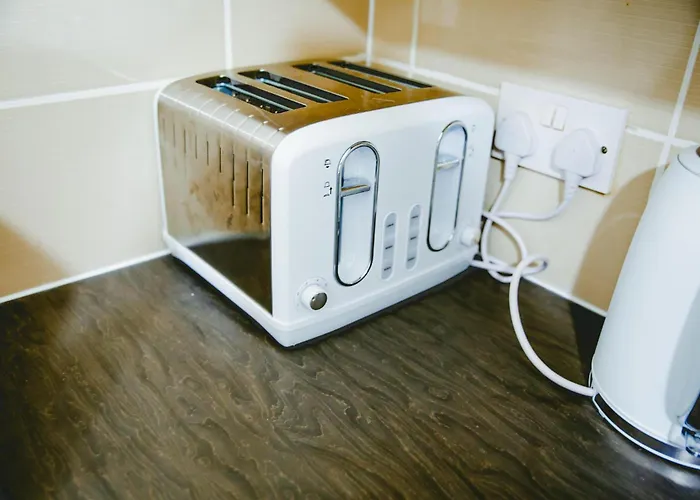 The Wynne House - 3 Bedroom Luxury House With 5 Beds & Free Parking Near Centre, And A Walking Distance To The Etihad Stadium & Coop Live Arena