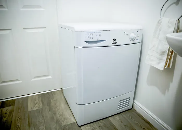 The Wynne House - 3 Bedroom Luxury House With 5 Beds & Free Parking Near Centre, And A Walking Distance To The Etihad Stadium & Coop Live Arena Dom wakacyjny *