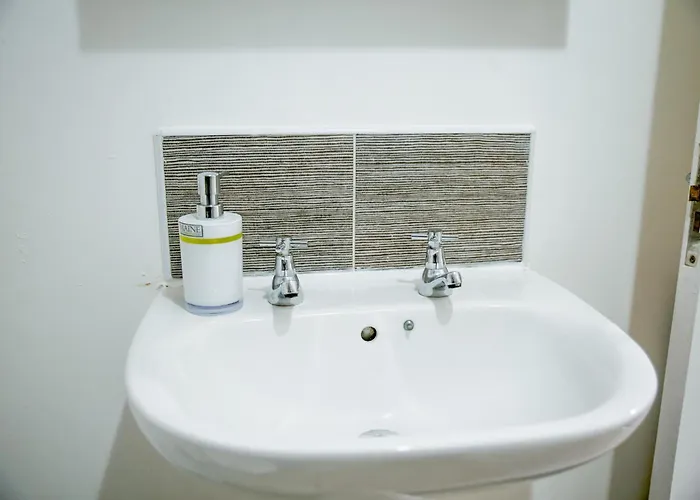 The Wynne House - 3 Bedroom Luxury House With 5 Beds & Free Parking Near Centre, And A Walking Distance To The Etihad Stadium & Coop Live Arena