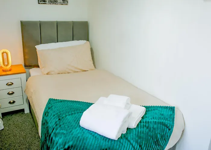 Dom wakacyjny The Wynne House - 3 Bedroom Luxury House With 5 Beds & Free Parking Near Centre, And A Walking Distance To The Etihad Stadium & Coop Live Arena Manchester