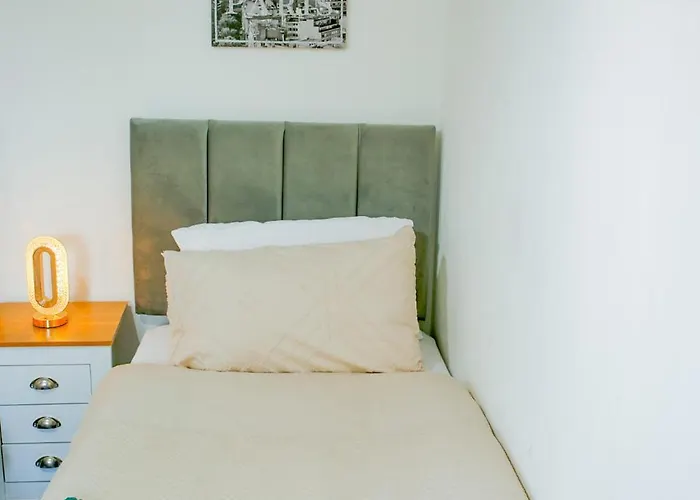 The Wynne House - 3 Bedroom Luxury House With 5 Beds & Free Parking Near Centre, And A Walking Distance To The Etihad Stadium & Coop Live Arena Dom wakacyjny