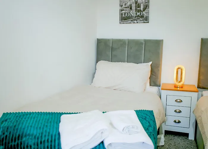 Dom wakacyjny The Wynne House - 3 Bedroom Luxury House With 5 Beds & Free Parking Near Centre, And A Walking Distance To The Etihad Stadium & Coop Live Arena