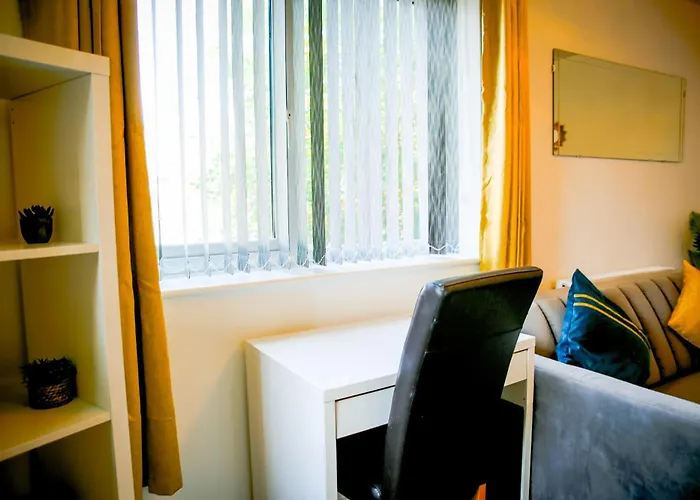 The Wynne House - 3 Bedroom Luxury House With 5 Beds & Free Parking Near Centre, And A Walking Distance To The Etihad Stadium & Coop Live Arena Dom wakacyjny *