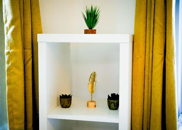 The Wynne House - 3 Bedroom Luxury House With 5 Beds & Free Parking Near Centre, And A Walking Distance To The Etihad Stadium & Coop Live Arena