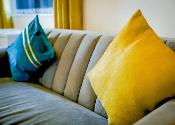 The Wynne House - 3 Bedroom Luxury House With 5 Beds & Free Parking Near Centre, And A Walking Distance To The Etihad Stadium & Coop Live Arena *