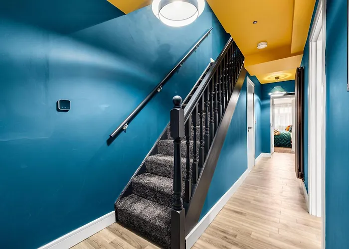 Дом отдыха Amazonian Luxury Family Mcr Centre Etihad Free Parking