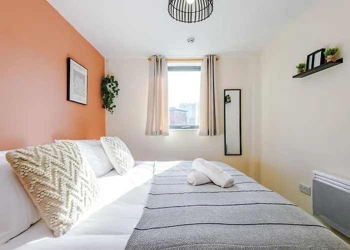 Modern 2br Near Centre - Free Parking Garage 아파트 *