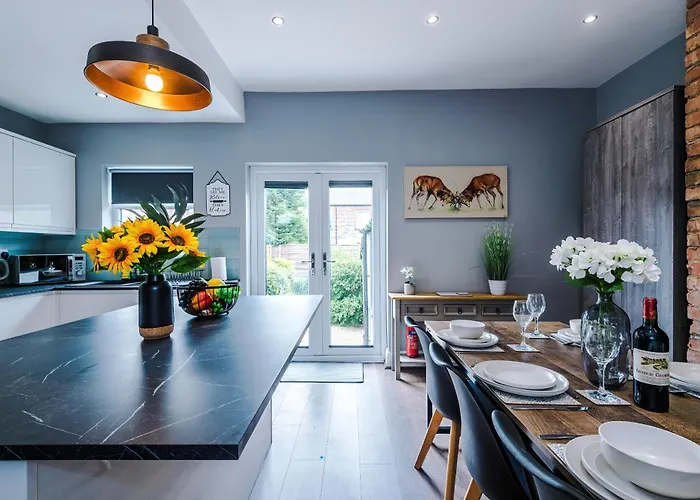 New! 3-bed Spacious In By 53 Degrees Property, Ideal For Groups, Free Parking! Holiday home