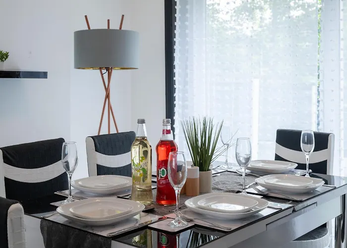 Full House, Massage Mattresses, Sleeps 6 Guests, Free Wifi, Free Parking, Free Netflix, Smart Tv