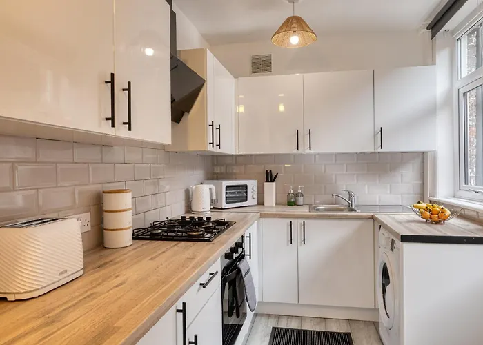 Holiday home Contractors & Relocation Haven, 3Bd House, Secure Off-Site Parking & Office Space *