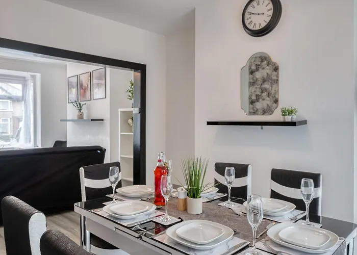 Full House, Massage Mattresses, Sleeps 6 Guests, Free Wifi, Free Parking, Free Netflix, Smart Tv * Μάντσεστερ